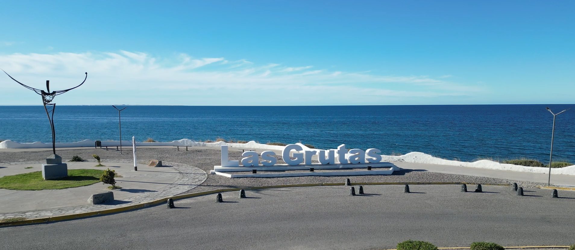 Letras de Las Grutas frente al mar, en la costanera